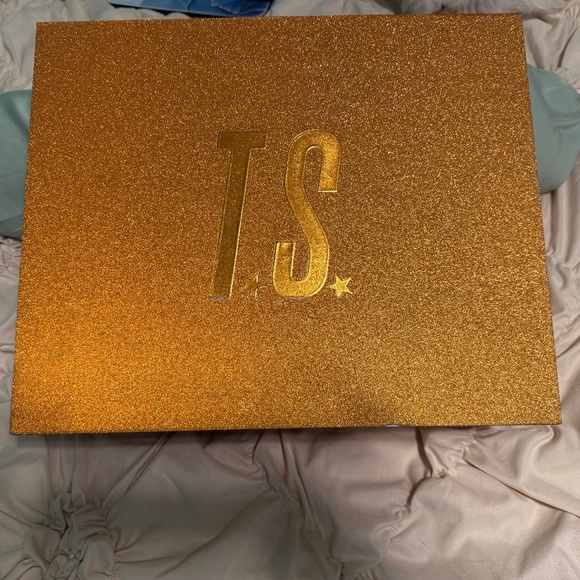 Life of a Show girl. Cardigan - Picture 2 of 5